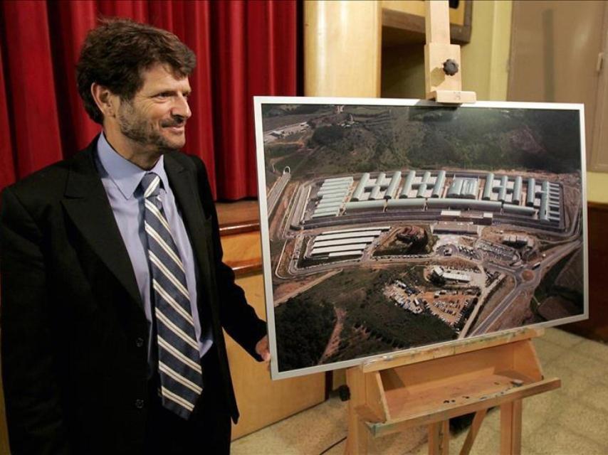Batlle fue secretario de Servicios Penitenciarios de la Generalitat antes de llegar a la dirección de los Mossos d'Esquadra. En la imagen, de mayo de 2007, junto a una foto del nuevo centro penitenciario de Can Brias-2.