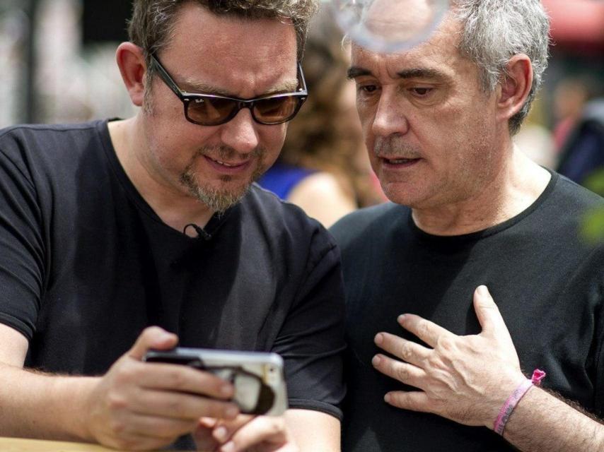 Los hermanos Albert y Ferrán Adriá en Ibiza.