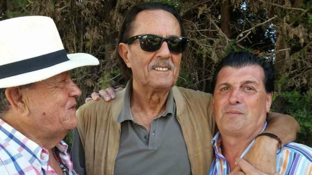 Julián Muñoz con un par de amigos