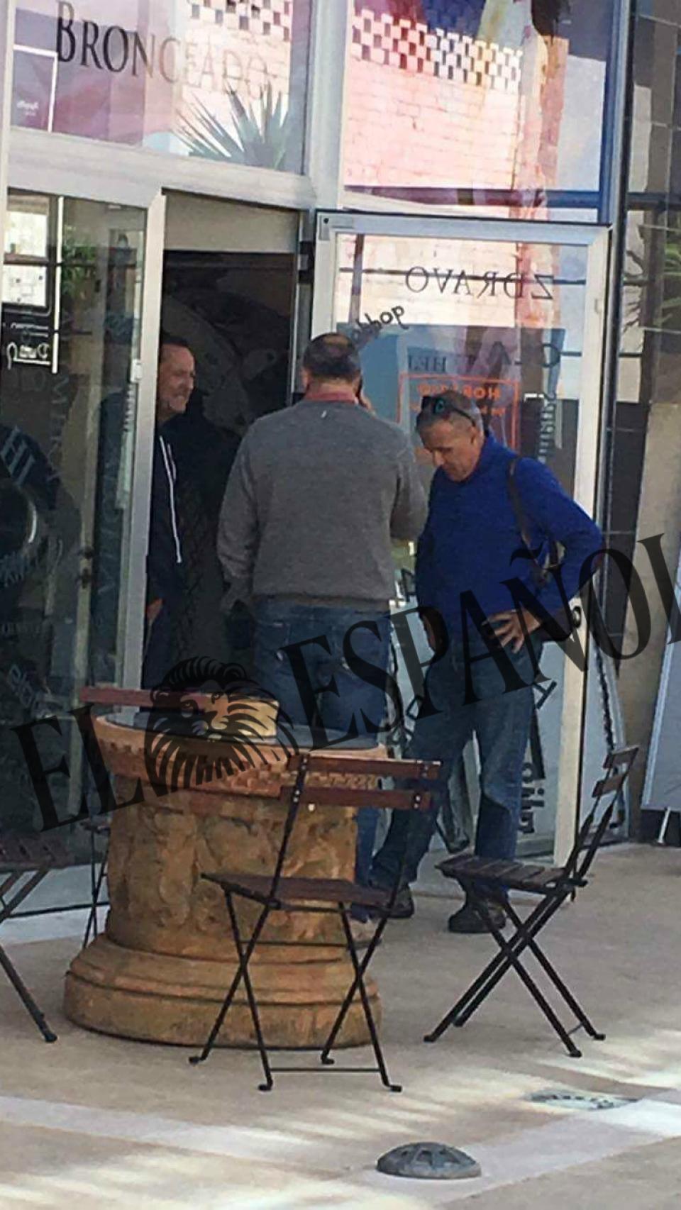 Julián Muñoz saliendo de un centro de rayos UVA