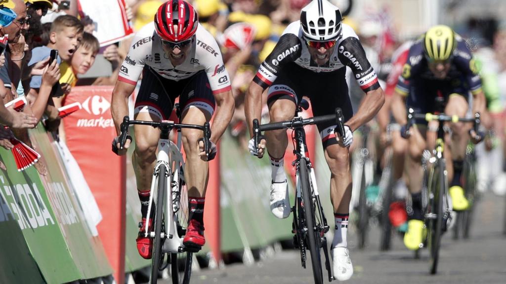 Michael Matthew (a la derecha), en el sprint final.