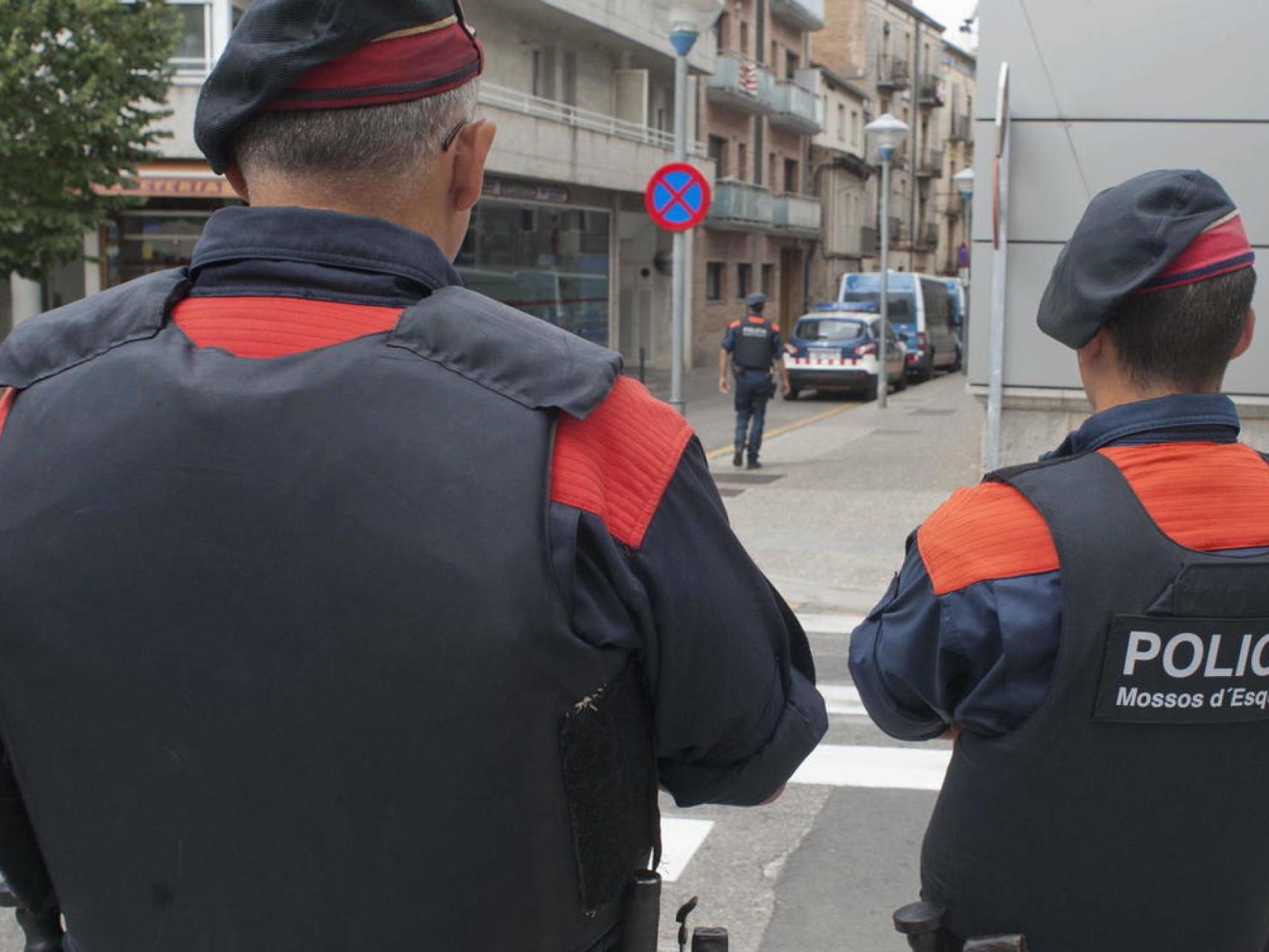 Dos agentes de los Mossos d´Esquadra en una imagen de archivo.