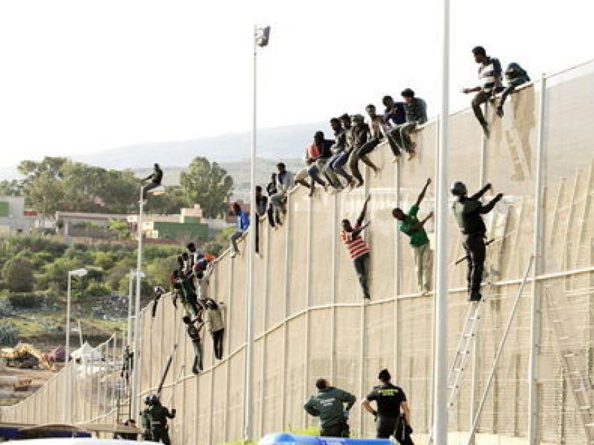 Varios inmigrantes en un asalto a la valla de Melilla.