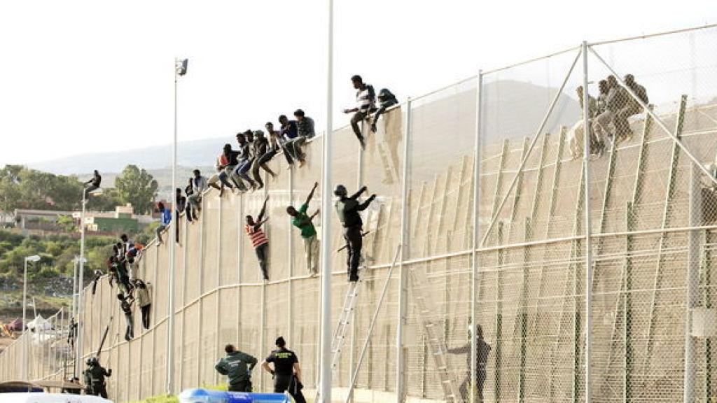 Varios inmigrantes en un asalto a la valla de Melilla.