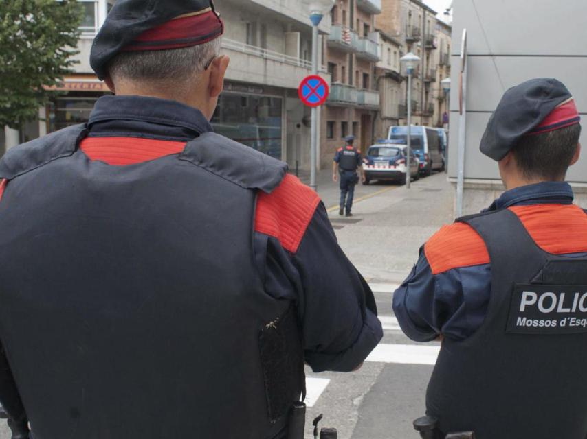 Dos agentes de los Mossos d´Esquadra en una imagen de archivo.