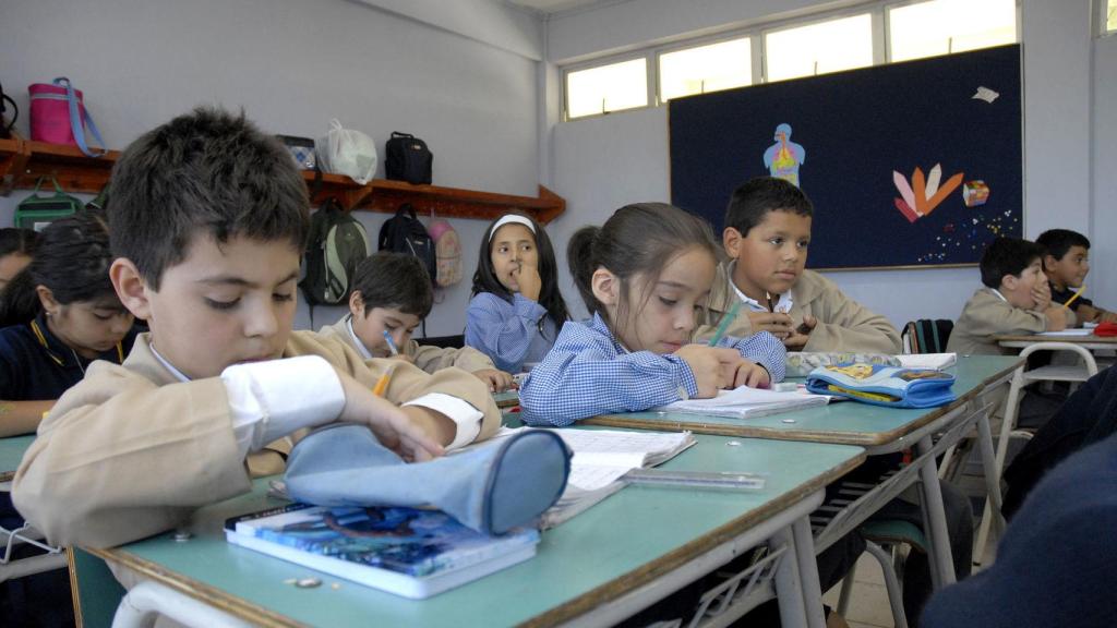 Un grupo de niños en clase.