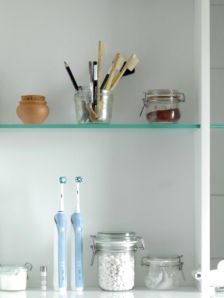 Los hijos de Stefanie utilizan cepillos de bambú biodegradables, y los padres, cepillos eléctricos.