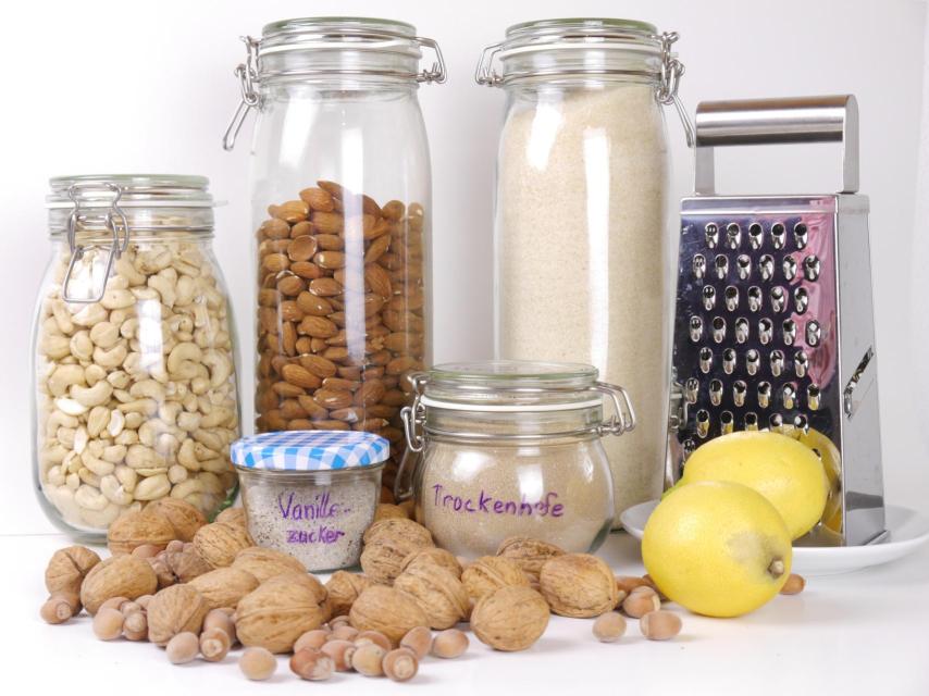 La pasta y las legumbres están conservadas en frascos.