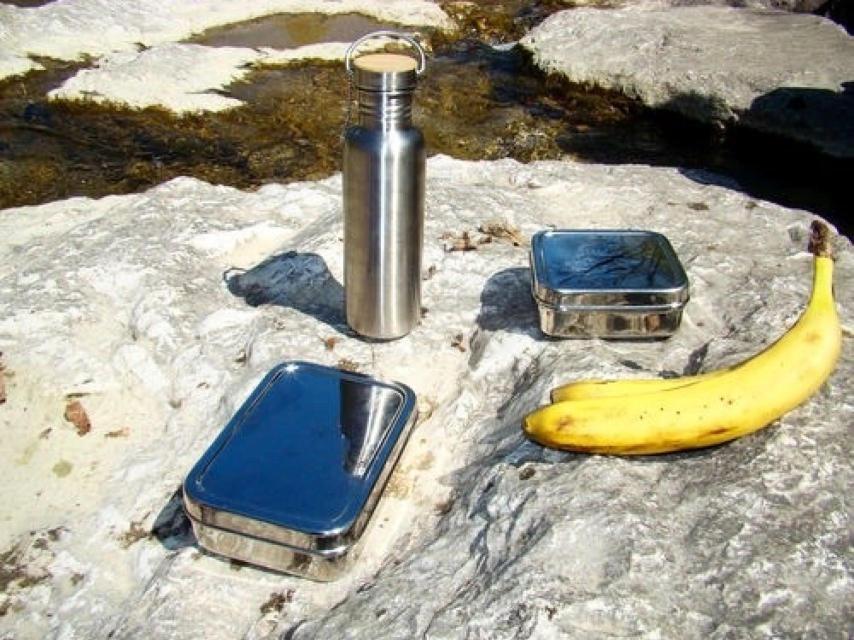 Los hijos de Stefanie llevan al colegio una fiambrera, fruta de casa y agua en una botella que no se pueda romper.