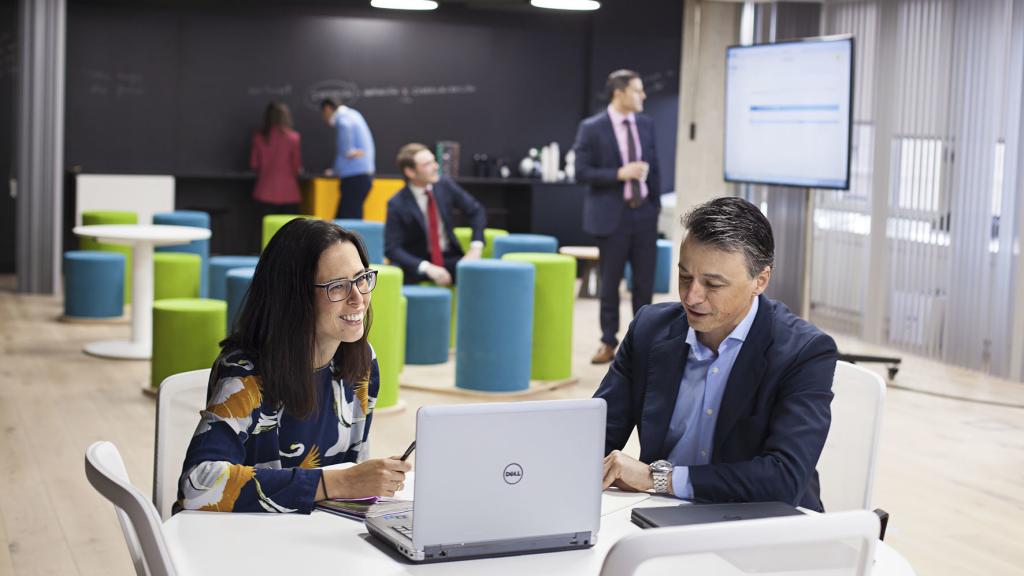 Un jardín pensado para tener reuniones informales rodea todo el edificio.