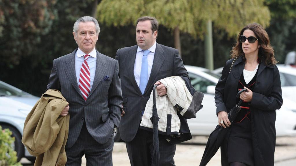 Miguel Blesa con su esposa, Gema Gámez, en el entierro del padre de Ana Botella, 2011.