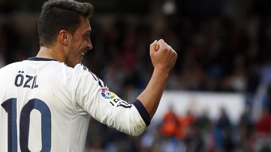 Özil en uno de sus partidos con la camiseta blanca