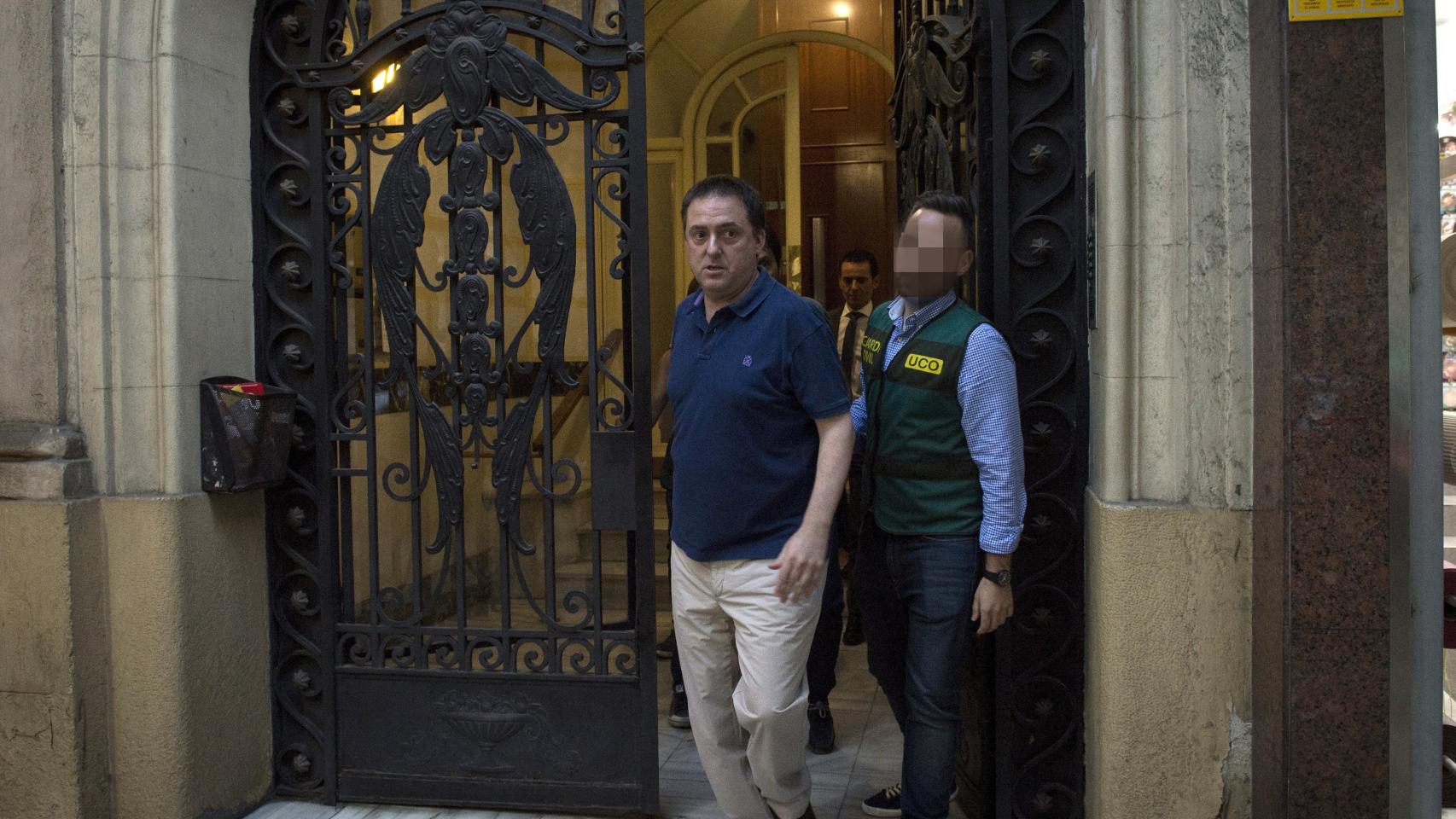 Gorka Villar, saliendo de su despacho, detenido por al Guardia Civil.