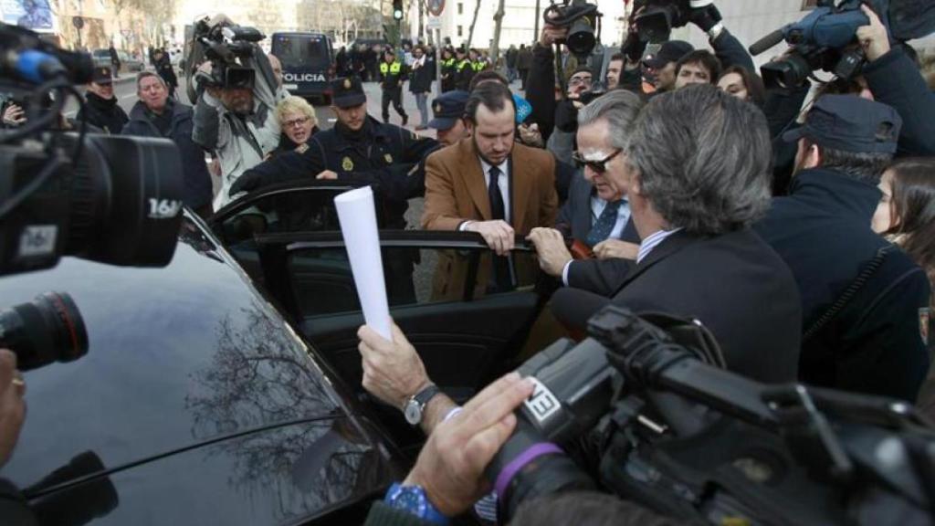 Miguel Blesa, increpado por preferentistas.