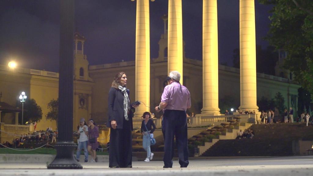 El paciente en un paseo de noche por la Font Màgica de Montjuïc de Barcelona.