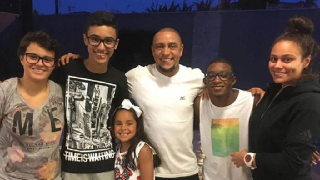 De izq. a dcha: Roberta, Carlos Eduardo, Roberto Carlos, Roberto Carlos Jr, Giovanna y abajo, Manuela.