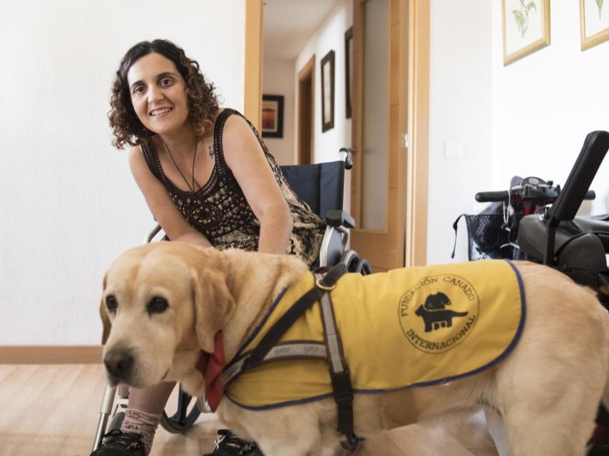 Caramba ayuda a Sira a abrir la puerta o recoger el teléfono del suelo.