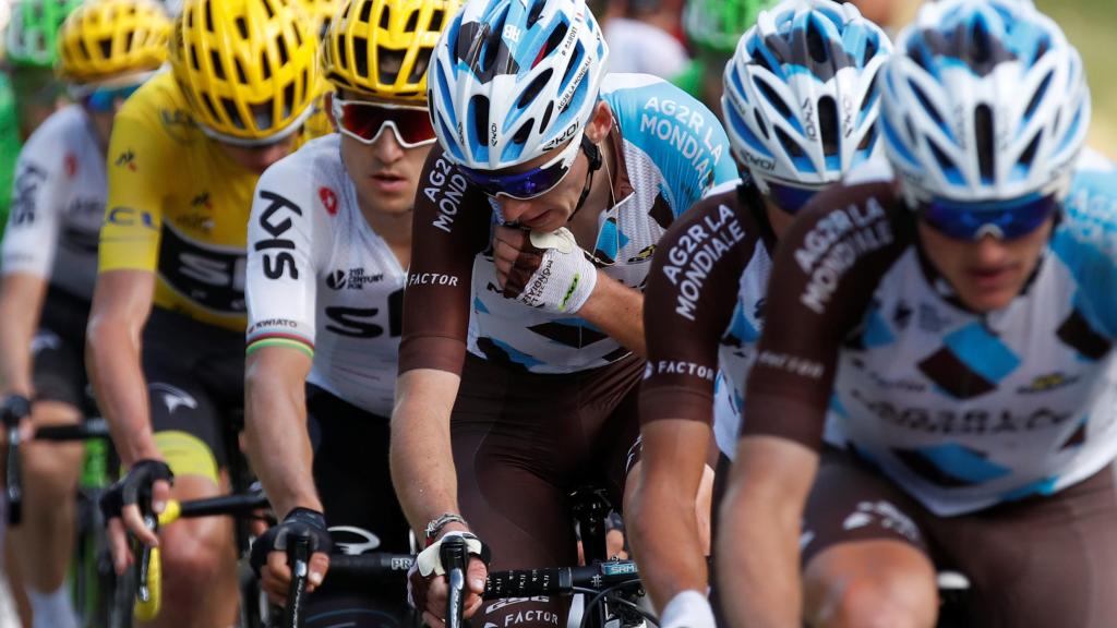 Los Ag2r tirando del pelotón.