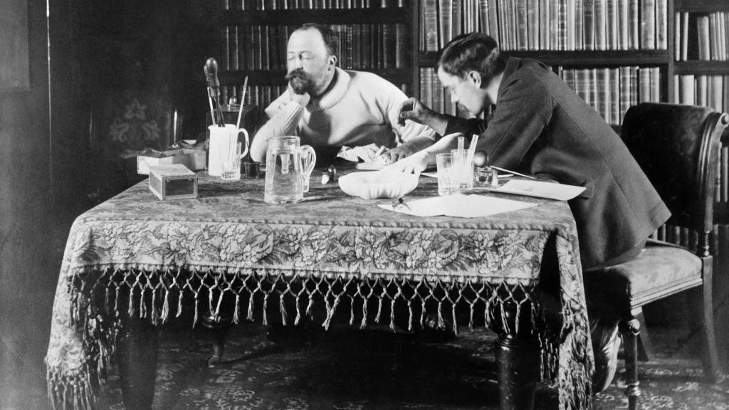 El neurólogo W.H.R. Rivers experimenta sobre el nervio de su colega Sir Henry Head.