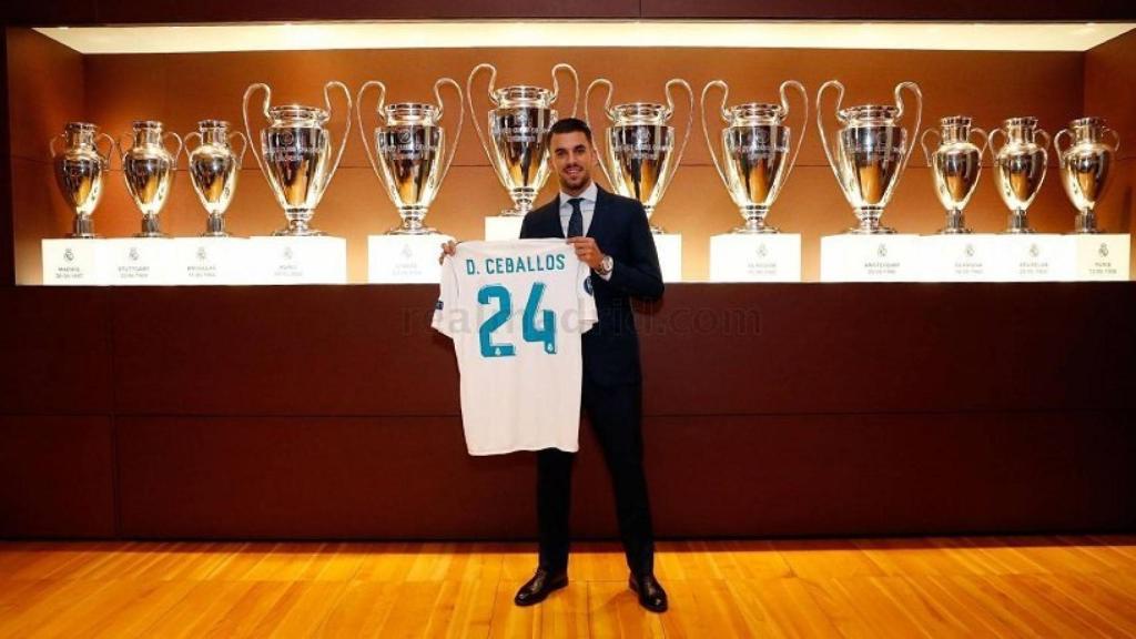 Ceballos posando con su nueva camiseta.