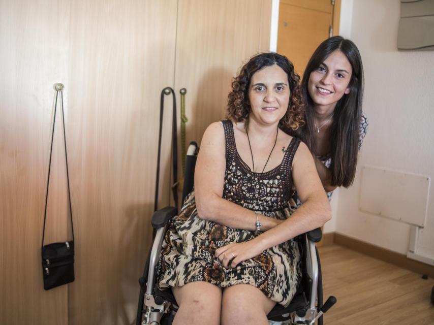 Sira junto con Raquel en su casa.