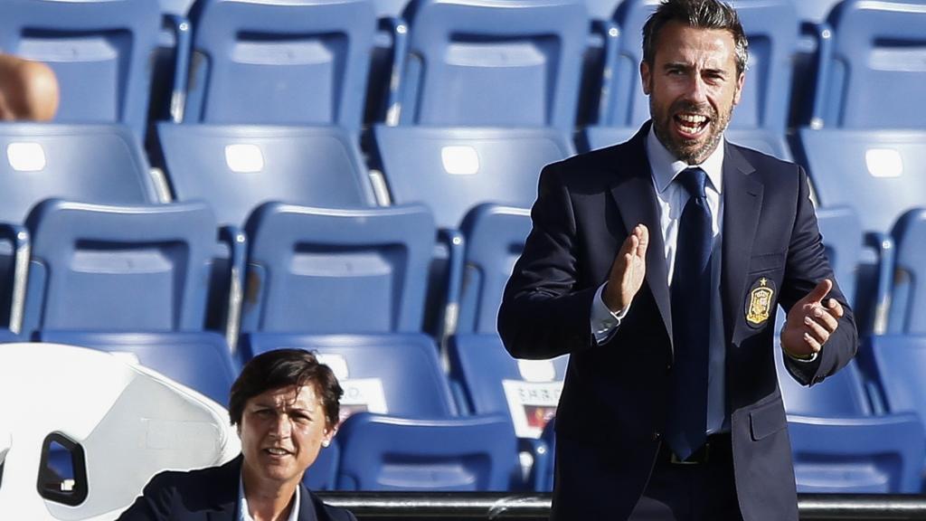 Jorge Vilda y Toña Is durante el primer encuentro de la Eurocopa ante Portugal