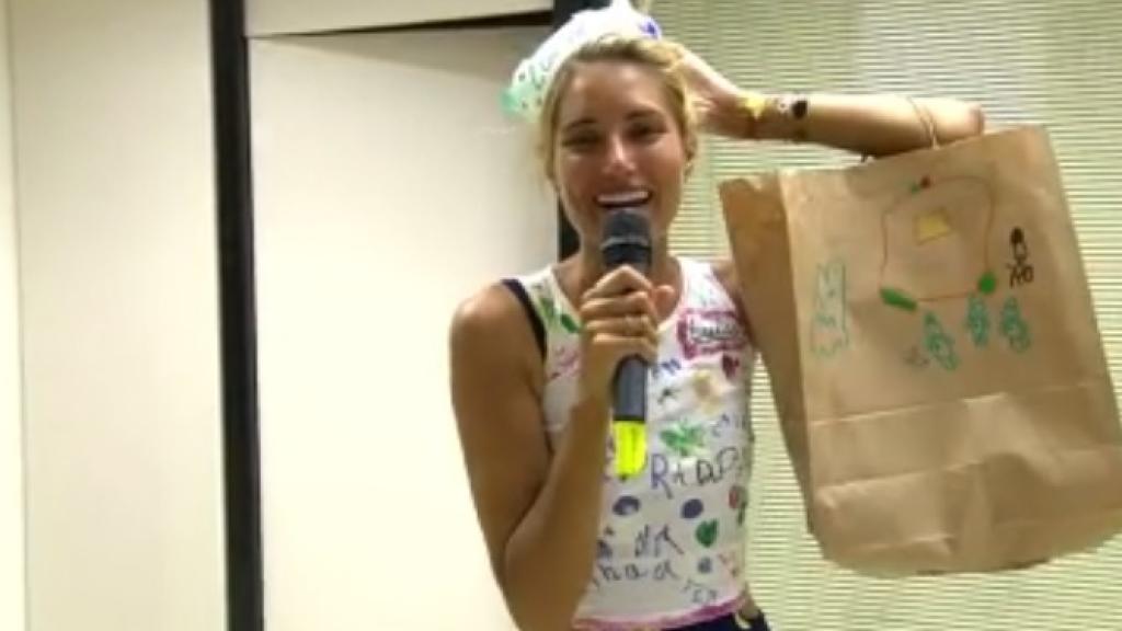 Alba con los regalos de su hijo.