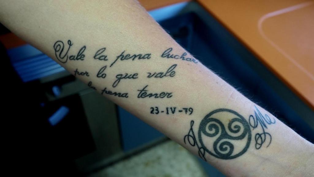 En su antebrazo izquierdo Lorena luce un tatuaje que se dibujó tras la muerte de su hermano.
