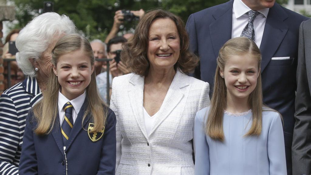 La infanta Sofía en su primera comunión, celebrada el 17 de mayo de este año. En la imagen aparece con su abuela por parte materna, Paloma Rocasolano (centro), y su hermana, la princesa Leonor (derecha).