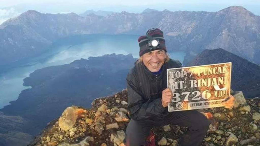 Antxón Gracia en la cima del Monte Rinjani de 3726 metros de altura.