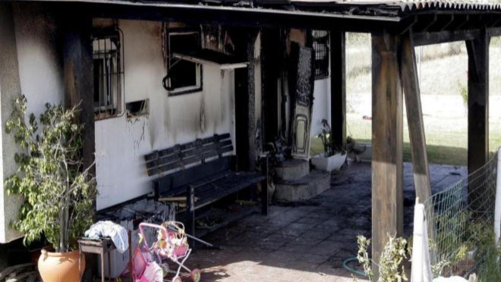 El fuego partió de una vela sin apagar y se propagó por una mesa de plástico y una viga de madera que incendió el porche de la vivienda.