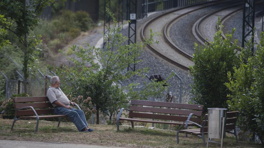 Manolo se sienta en los mismos bancos que aquel día del accidente. Se fue a casa cuando echó a llover, pocos minutos antes de la tragedia. Salvó, de ese modo, su vida.
