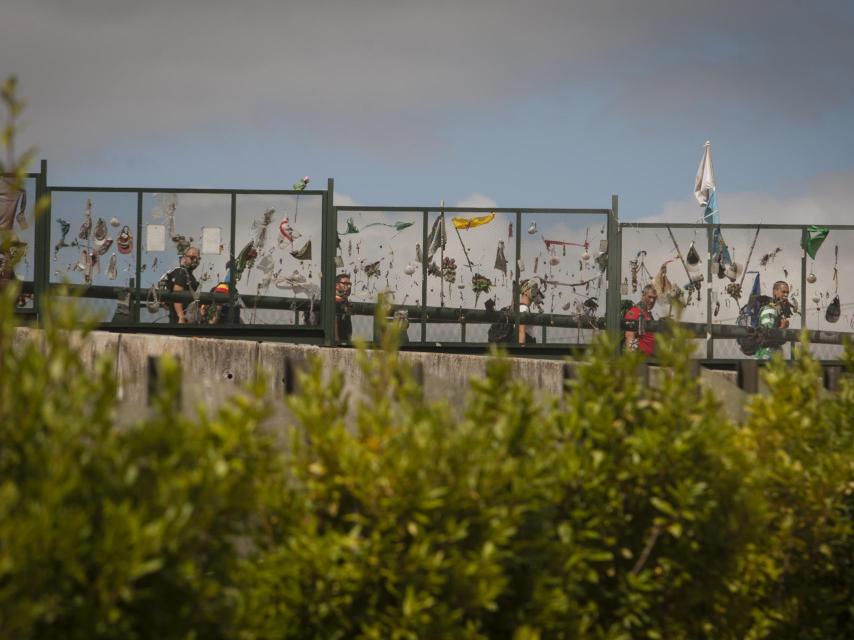 Los peregrinos del Camino de Santiago siguen pasando por el puente y la curva de Angrois.