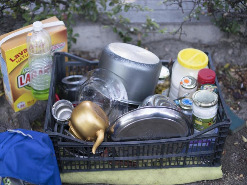 Una de las cajas de comida que han cargado en el autobús.