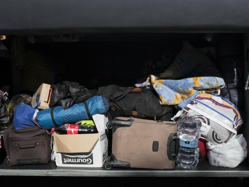 Algunas de las pertenencias cargadas en el autobús.