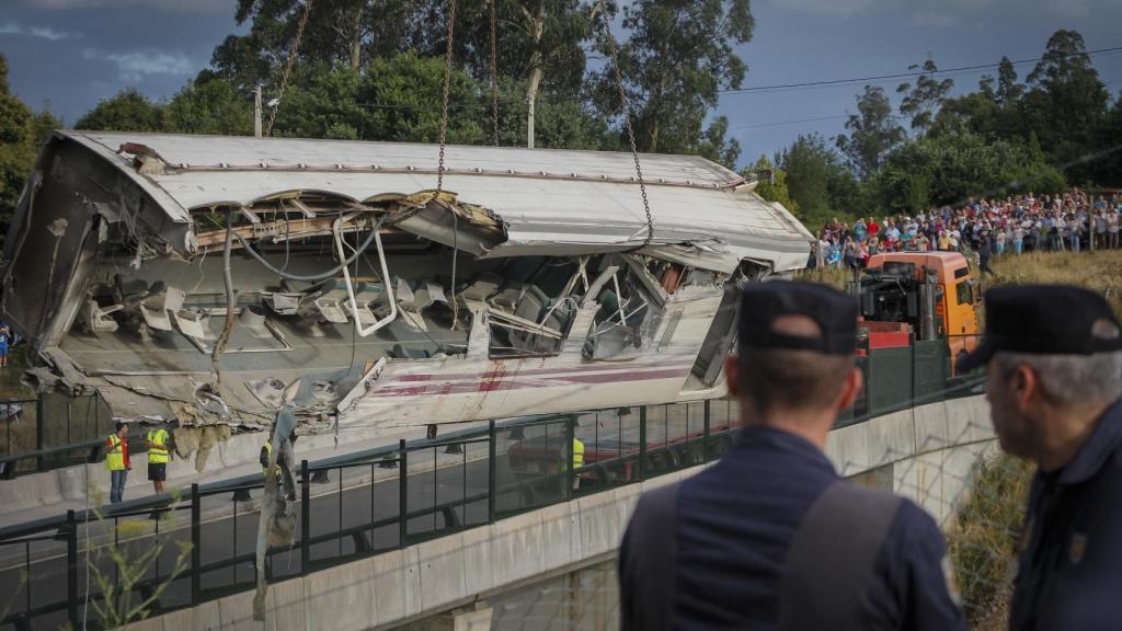 Uno de los vagones de Angrois, rajado de lado a lado.