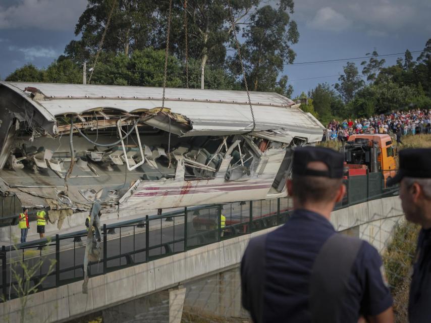 Uno de los vagones de Angrois, rajado de lado a lado.