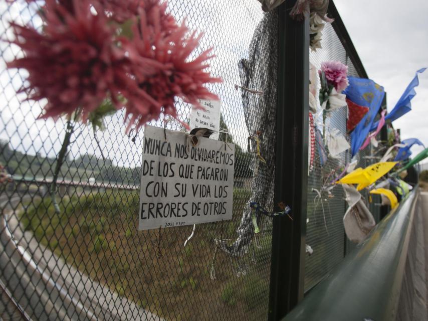 Mensajes que dejan los viajeros al paso por la curva de Angrois.