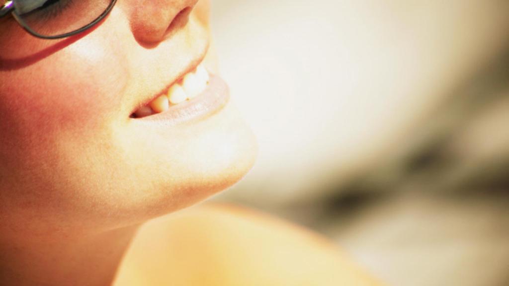 Una mujer disfruta del verano cuidando sus ojos.