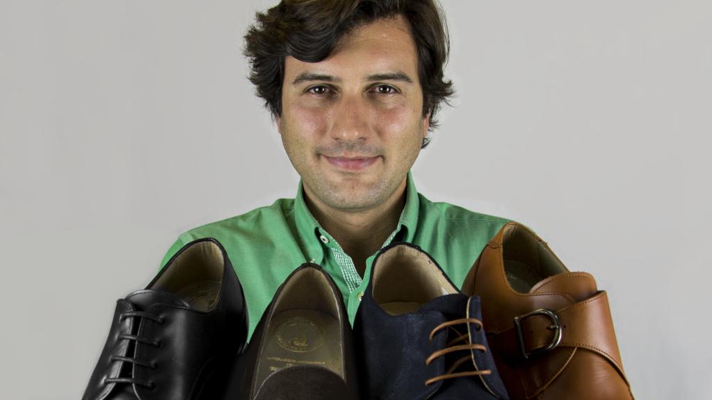 El CEO de Masaltos.com posa con varios de sus modelos.