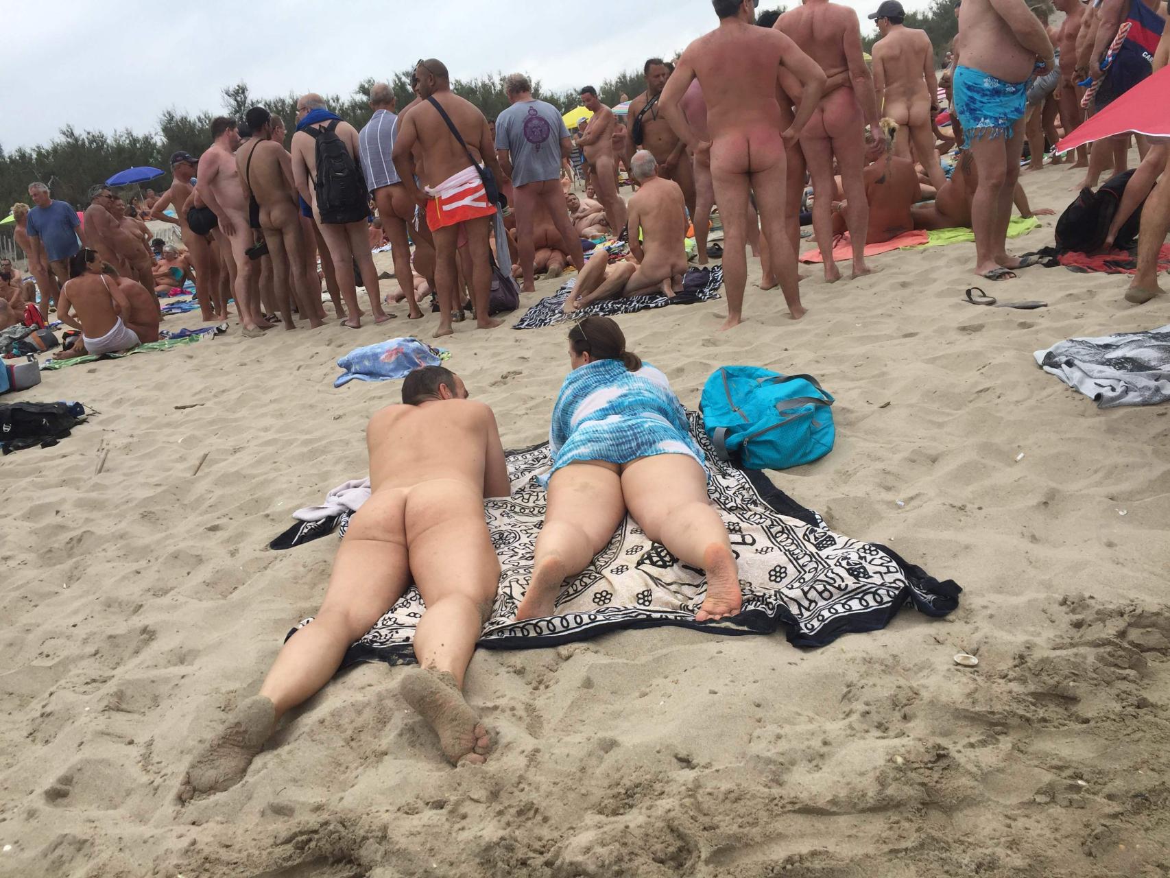 Familia en la playa nudista