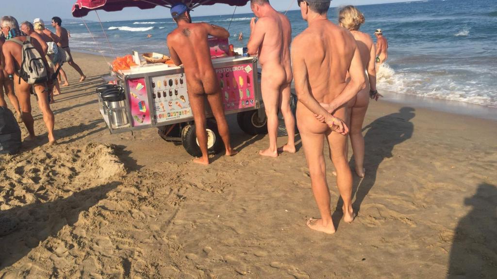 Hora de refrescarse con los característicos helados Pistoleros. El vendedor también va desnudo