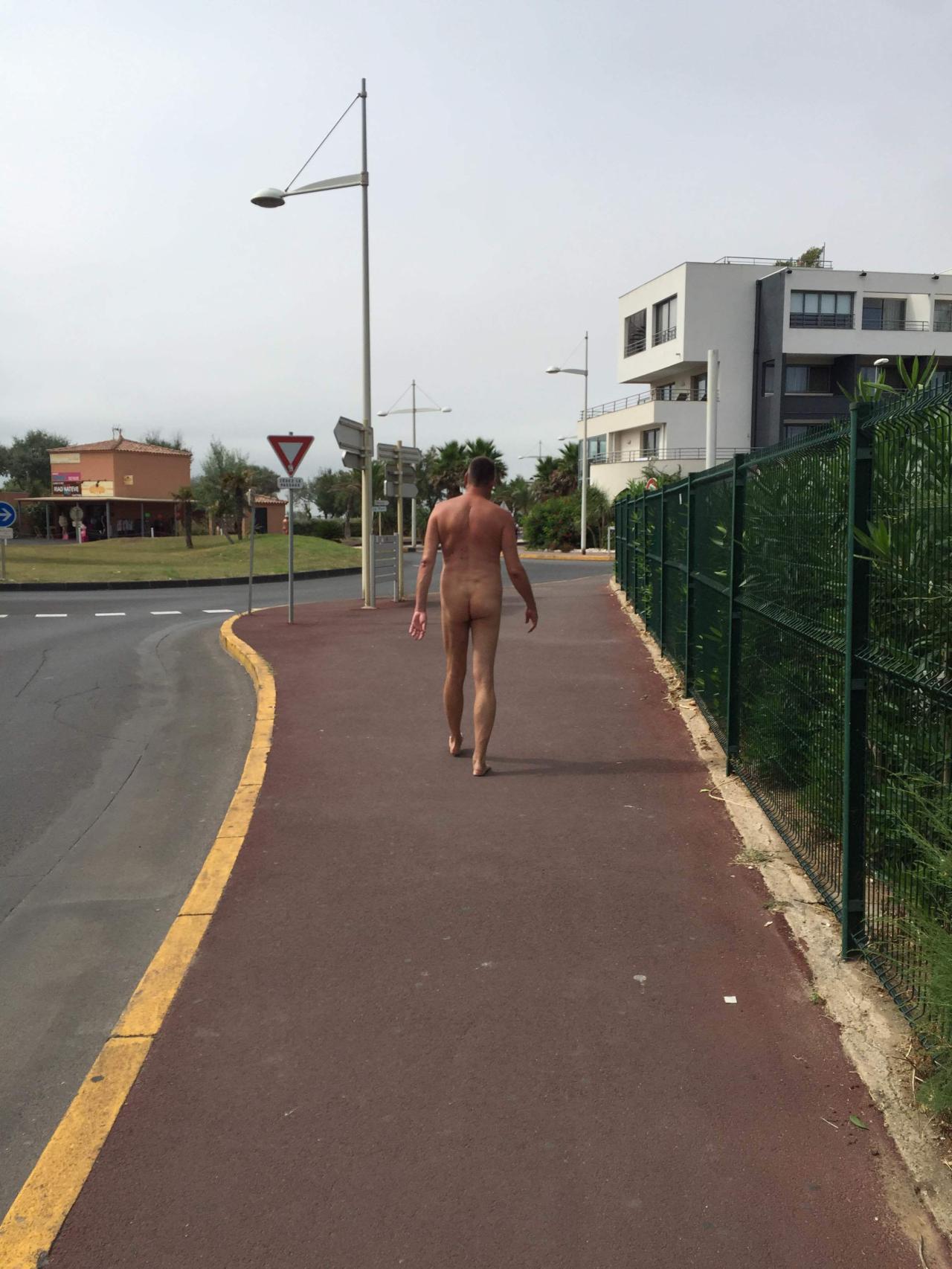 Esta imagen, sacada de contexto, puede parecer la de un loco que se ha escapado. En Cap D'Agde es una estampa habitual.