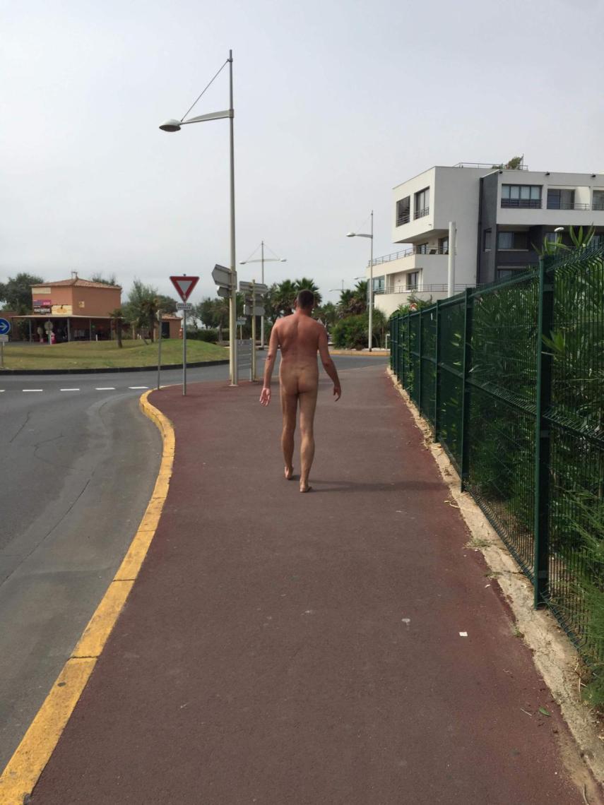 Esta imagen, sacada de contexto, puede parecer la de un loco que se ha escapado. En Cap D'Agde es una estampa habitual.