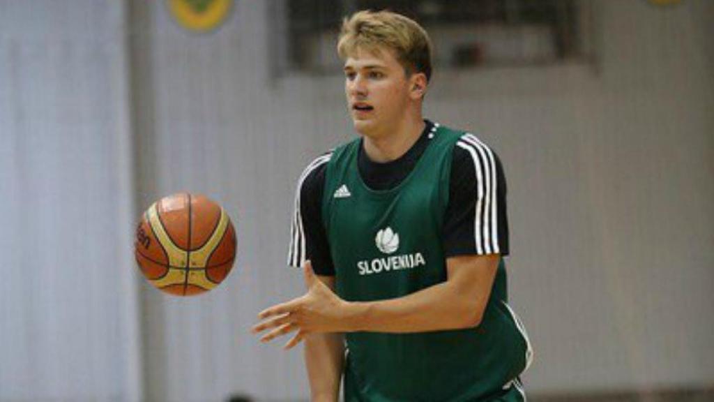 Doncic, con Eslovenia. Foto Twitter (@kzs_si)