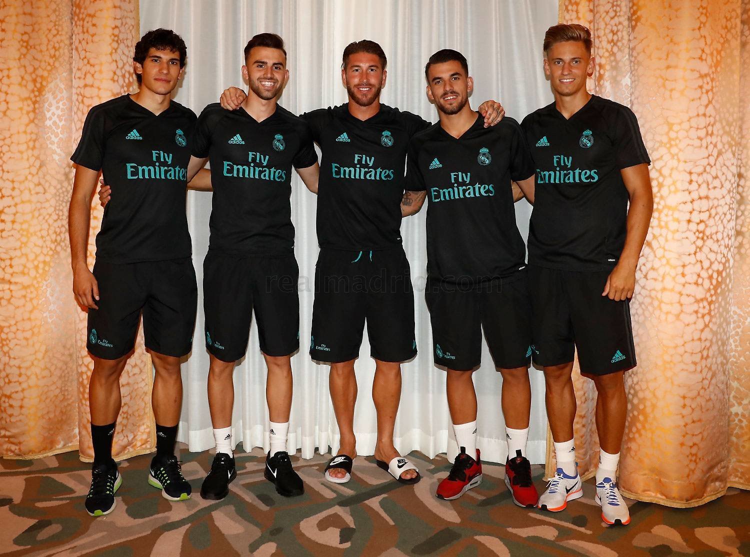 Los Sub21 posan junto a Sergio Ramos.