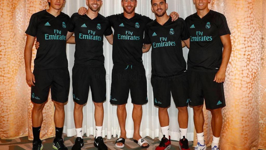 Los Sub21 posan junto a Sergio Ramos.