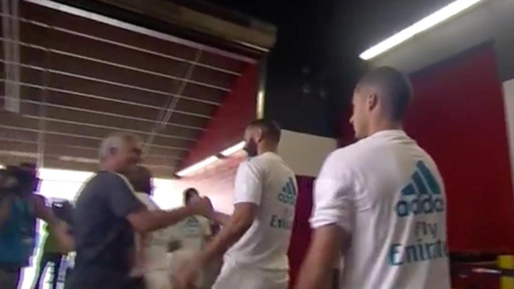 Mourinho saluda a los jugadores del Real Madrid