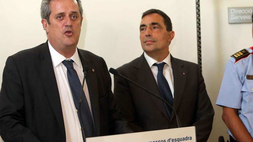 El conseller de Interior, Joaquim Forn (i) y el director de los Mossos d'Esquadra, Pere Soler