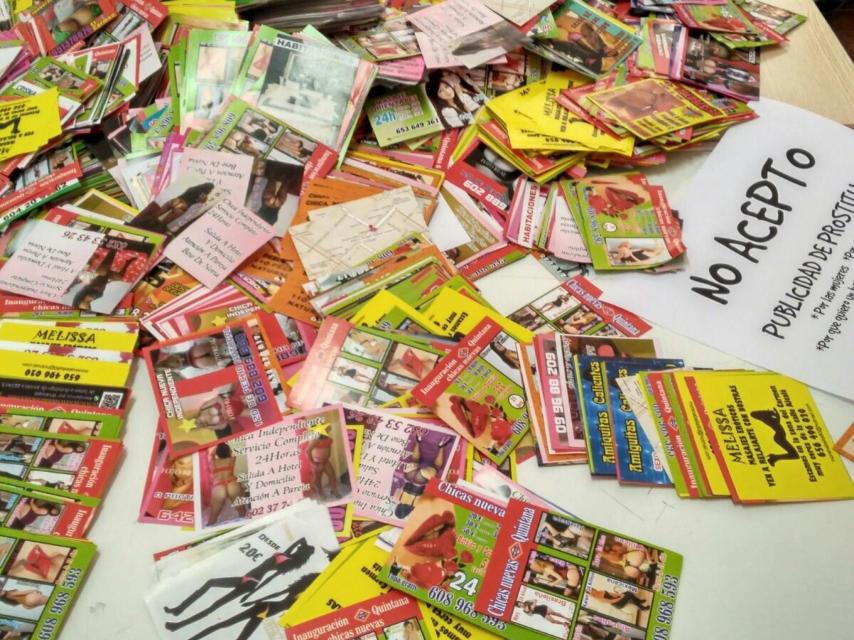 La mesa de un local de recogida con decenas de panfletos sobre la mesa.